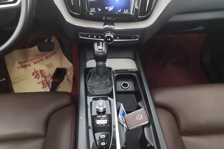 Used Volvo XC60 2020 T5 4x4 Smart Luxury Edition Gear Lever
