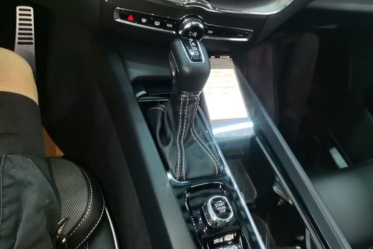 Used Volvo XC60 2020 T5 4x4 Smart & Dynamic Sport Edition Gear Lever