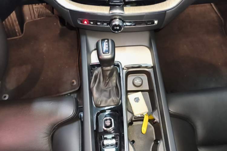 Used Volvo XC60 2020 T5 4x4 Smart Luxury Edition Gear Lever