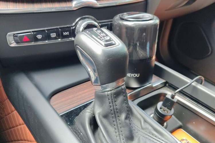 Used Volvo XC60 2020 T5 4x4 Smart Luxury Edition Gear Lever