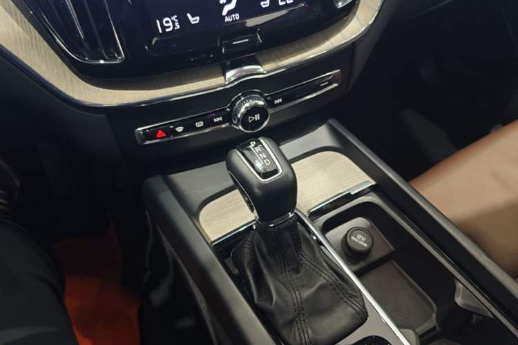 Used Volvo XC60 2020 T5 4x4 Smart Luxury Edition Gear Lever