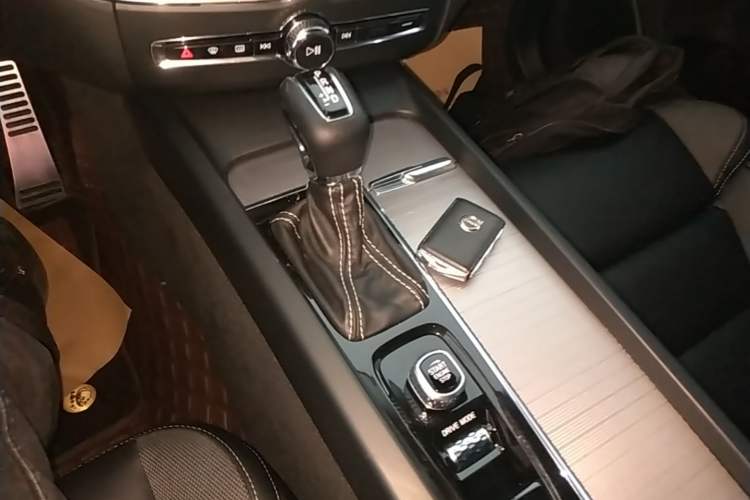 Used Volvo XC60 2020 T5 4x4 Smart & Dynamic Sport Edition Gear Lever