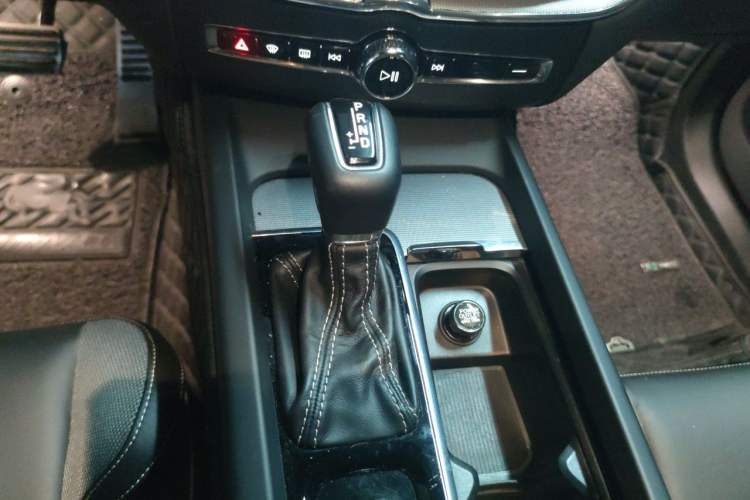 Used Volvo XC60 2020 T5 4x4 Smart & Dynamic Sport Edition Gear Lever