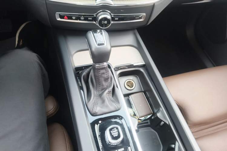 Used Volvo XC60 2020 T5 4x4 Smart Luxury Edition Gear Lever