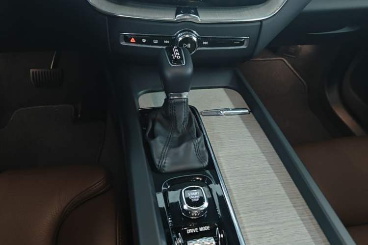 Used Volvo XC60 2020 T5 4x4 Smart Luxury Edition Gear Lever