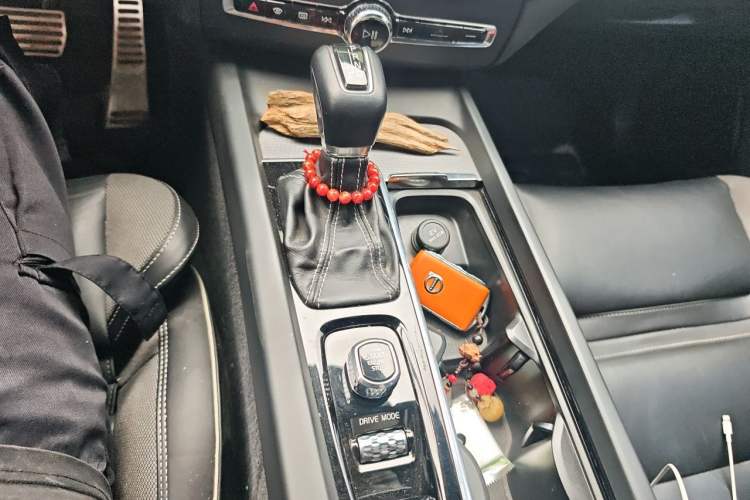 Used Volvo XC60 2020 T5 4x4 Smart & Dynamic Sport Edition Gear Lever