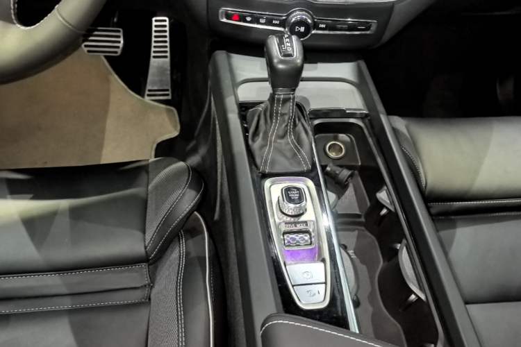 Used Volvo XC60 2020 T5 4x4 Smart & Dynamic Sport Edition Gear Lever