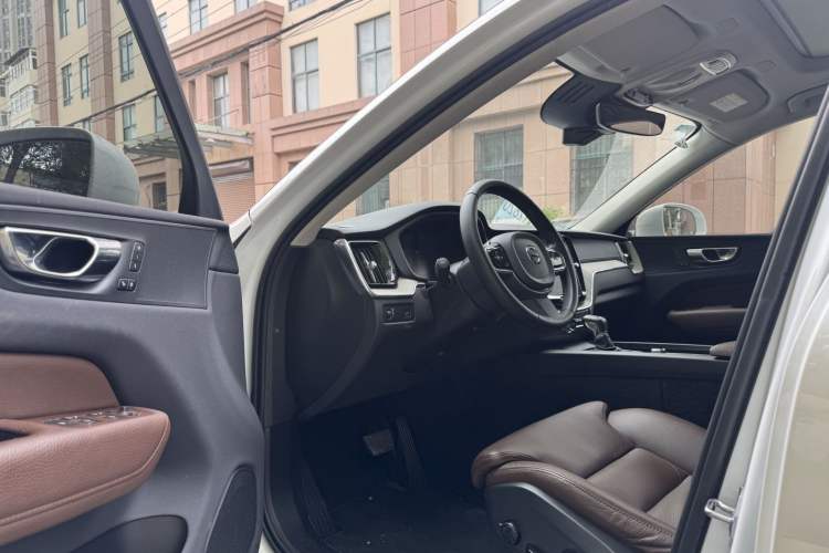 Used Volvo XC60 2020 T5 4x4 Smart Luxury Edition Interior 2
