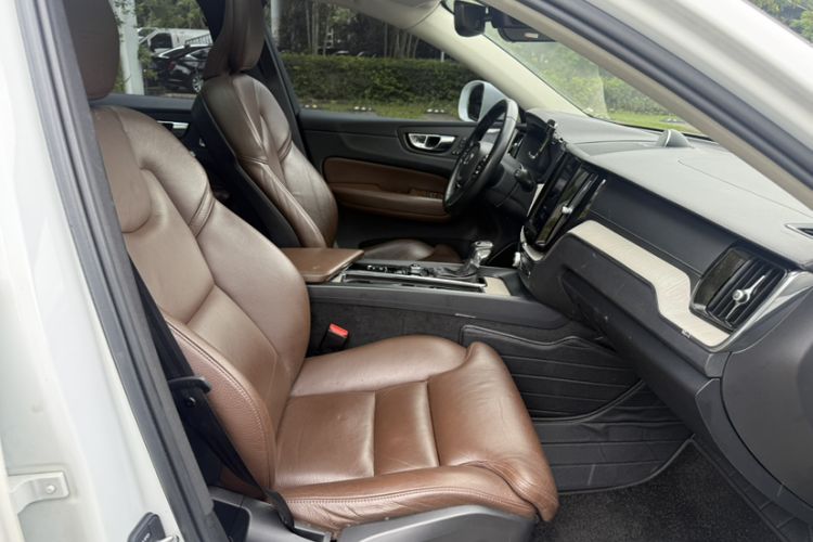 Used Volvo XC60 2020 T5 4x4 Smart Luxury Edition Interior 2