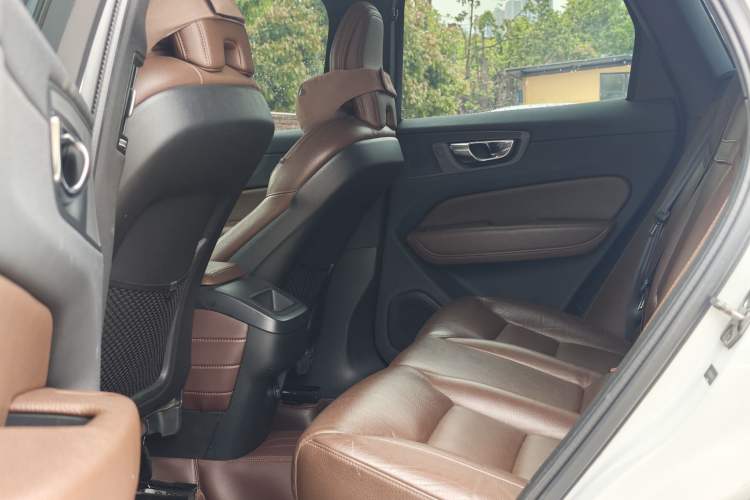 Used Volvo XC60 2020 T5 4x4 Smart Luxury Edition Interior 3