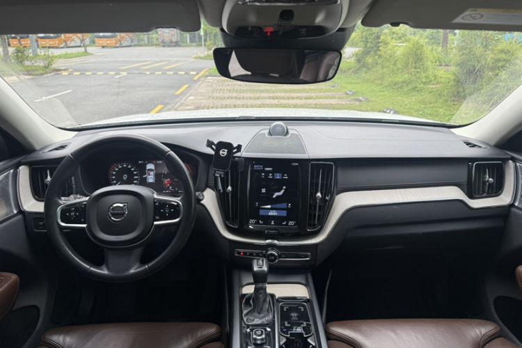 Used Volvo XC60 2020 T5 4x4 Smart Luxury Edition Interior 3