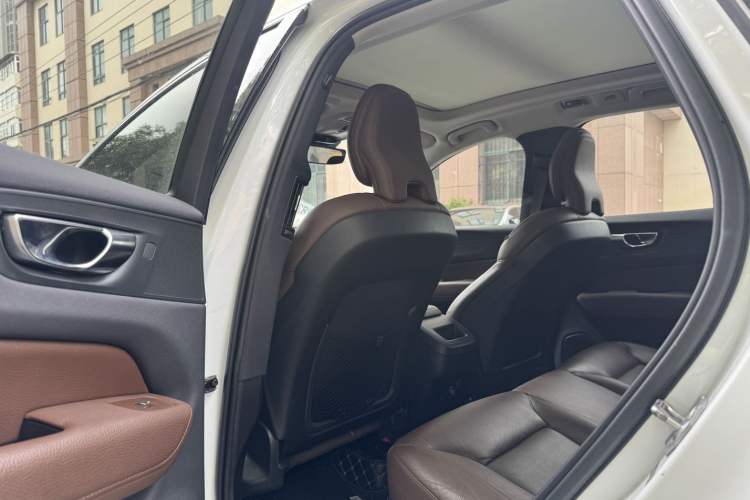 Used Volvo XC60 2020 T5 4x4 Smart Luxury Edition Interior 4
