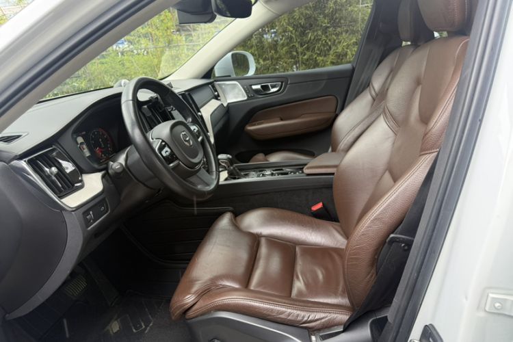Used Volvo XC60 2020 T5 4x4 Smart Luxury Edition Interior 4