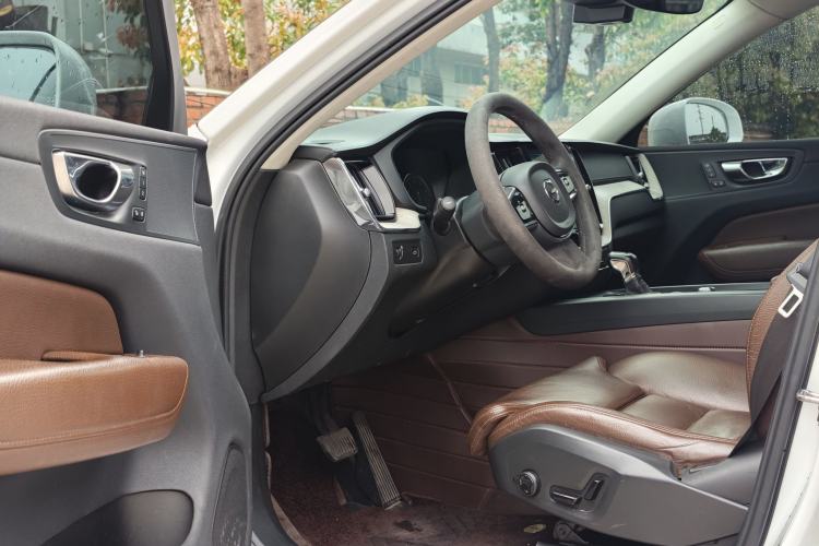 Used Volvo XC60 2020 T5 4x4 Smart Luxury Edition Interior 5