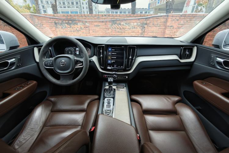 Used Volvo XC60 2020 T5 4x4 Smart Luxury Edition Interior 7