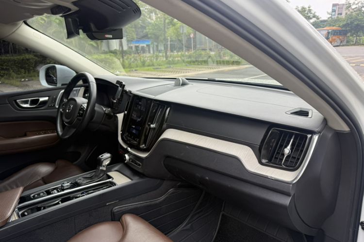Used Volvo XC60 2020 T5 4x4 Smart Luxury Edition Interior 9