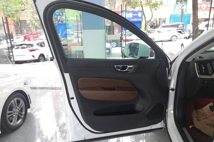 Used Volvo XC60 2020 T5 4x4 Smart Luxury Edition Left Front Door Interior