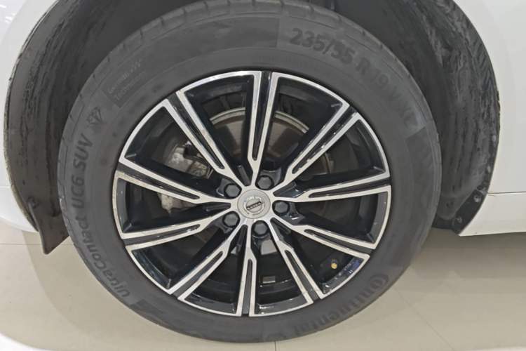 Used Volvo XC60 2020 T5 4x4 Smart Luxury Edition Left Front Wheel Hub