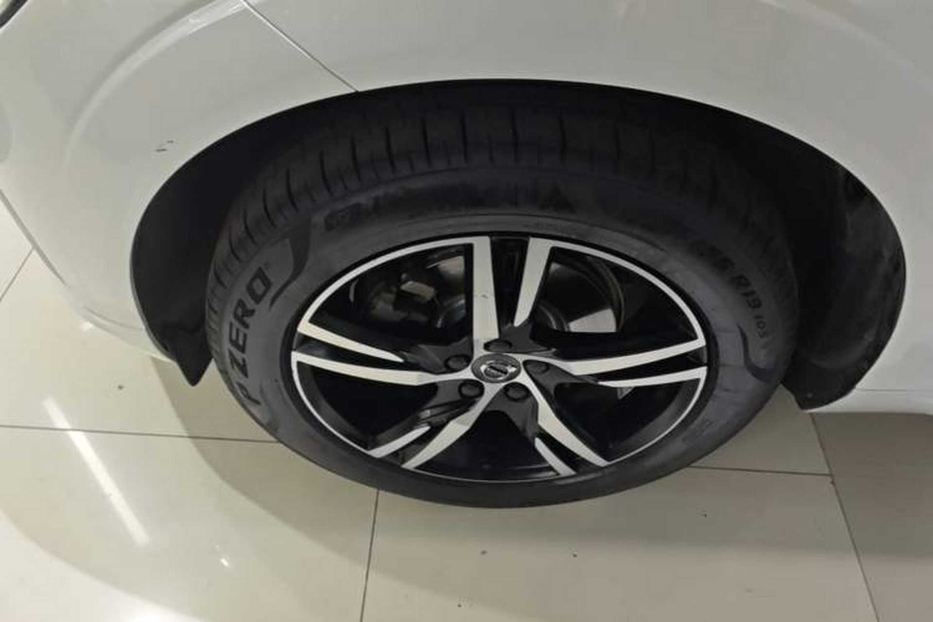 Used Volvo XC60 2020 T5 4x4 Smart & Dynamic Sport Edition Left Front Wheel Hub