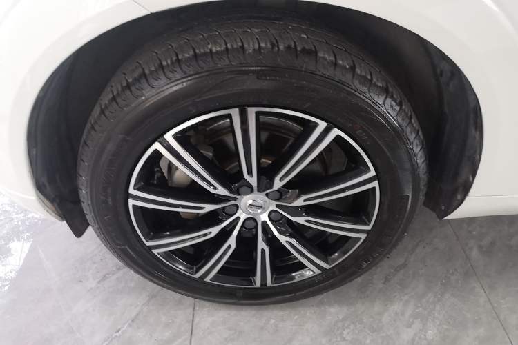 Used Volvo XC60 2020 T5 4x4 Smart Luxury Edition Left Front Wheel Hub
