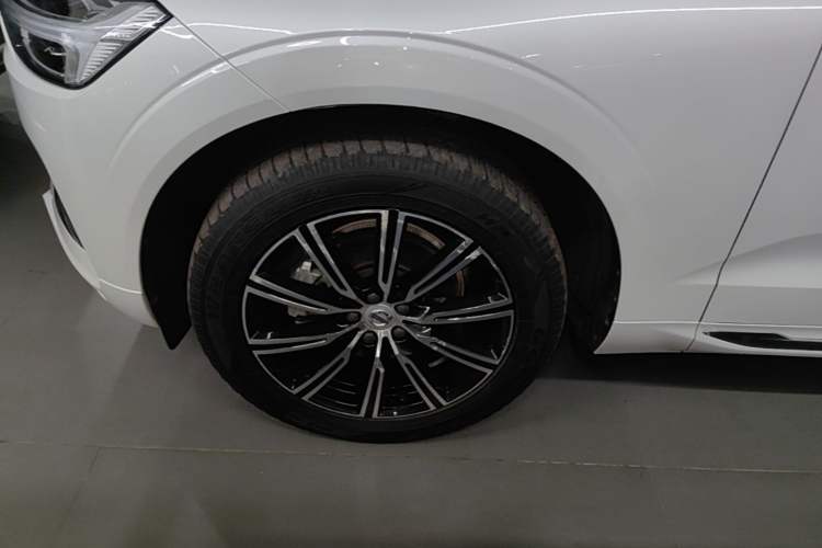 Used Volvo XC60 2020 T5 4x4 Smart Luxury Edition Left Front Wheel Hub