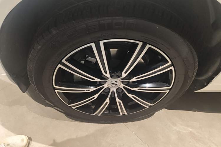 Used Volvo XC60 2020 T5 4x4 Smart Luxury Edition Left Front Wheel Hub