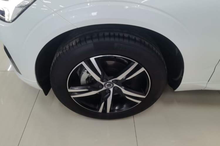 Used Volvo XC60 2020 T5 4x4 Smart & Dynamic Sport Edition Left Front Wheel Hub