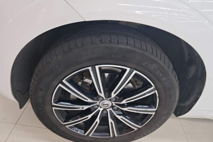 Used Volvo XC60 2020 T5 4x4 Smart Luxury Edition Left Front Wheel Hub