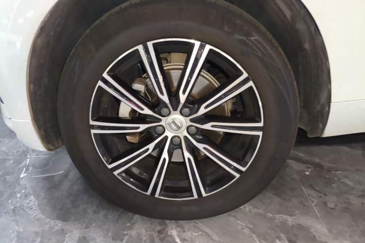 Used Volvo XC60 2020 T5 4x4 Smart Luxury Edition Left Front Wheel Hub