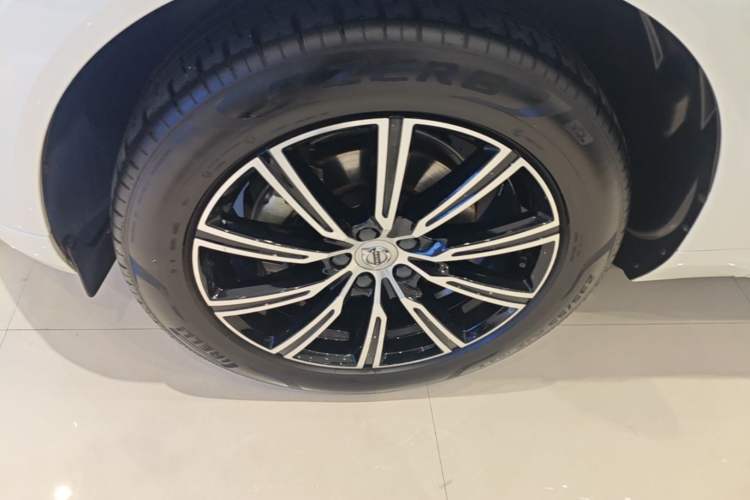 Used Volvo XC60 2020 T5 4x4 Smart Luxury Edition Left Front Wheel Hub