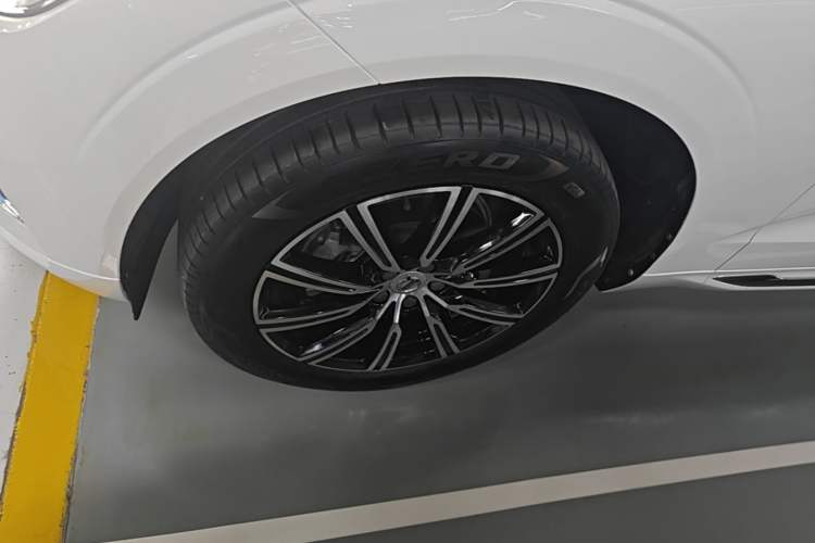 Used Volvo XC60 2020 T5 4x4 Smart Luxury Edition Left Front Wheel Hub