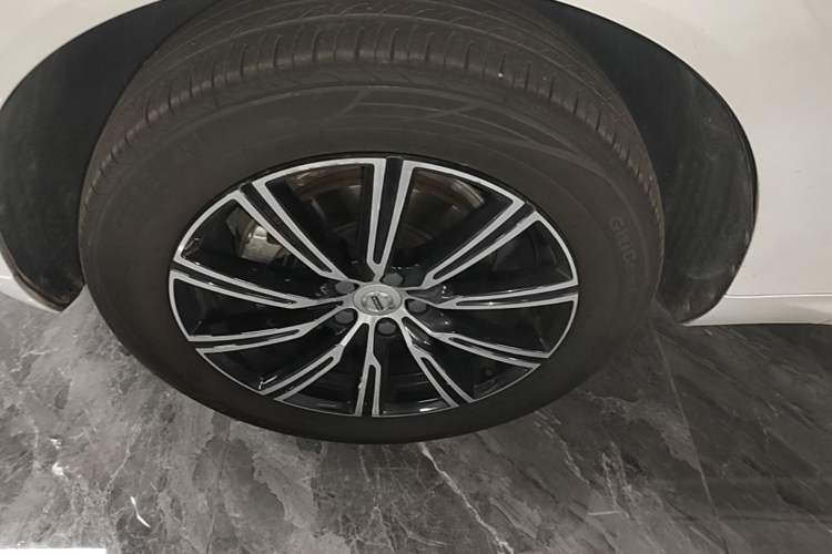 Used Volvo XC60 2020 T5 4x4 Smart Luxury Edition Left Front Wheel Hub