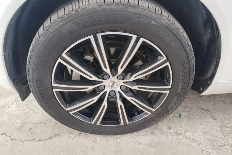 Used Volvo XC60 2020 T5 4x4 Smart Luxury Edition Left Front Wheel Hub