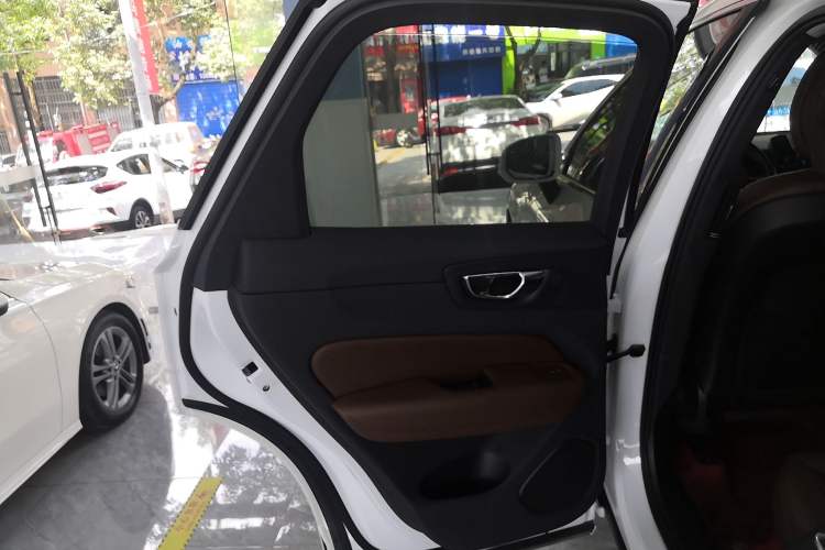 Used Volvo XC60 2020 T5 4x4 Smart Luxury Edition Left Rear Door Interior