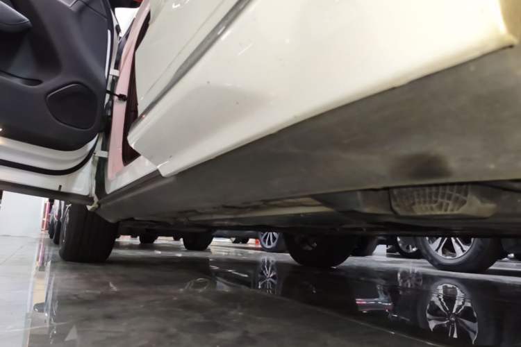 Used Volvo XC60 2020 T5 4x4 Smart Luxury Edition Left Side Sill