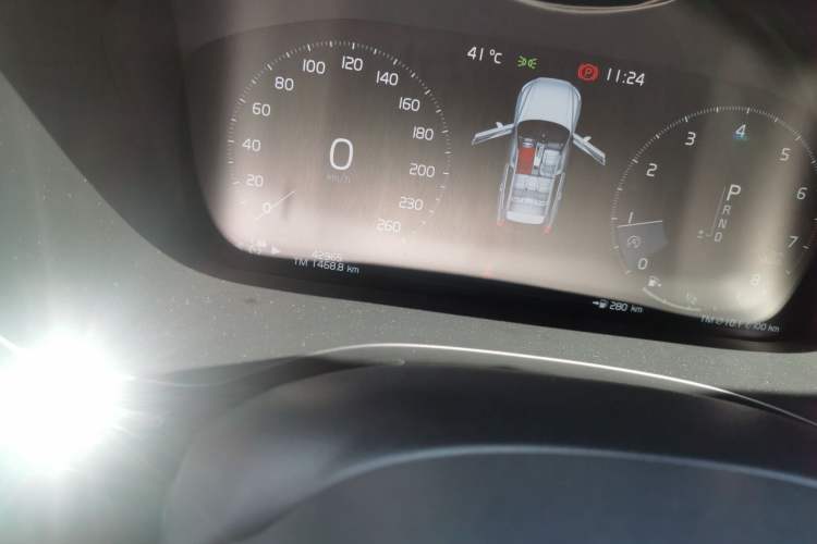 Used Volvo XC60 2020 T5 4x4 Smart Luxury Edition Odometer Close Up