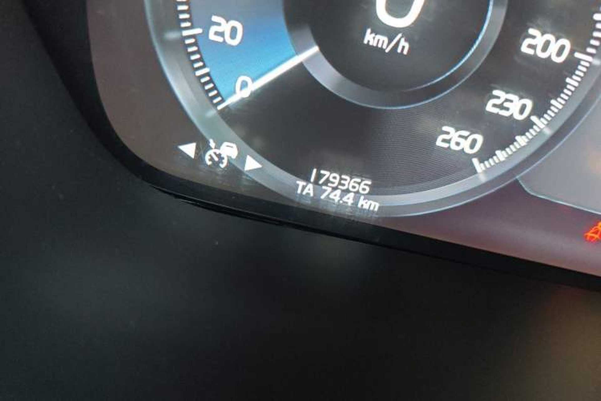 Used Volvo XC60 2020 T5 4x4 Smart Luxury Edition Odometer Close Up