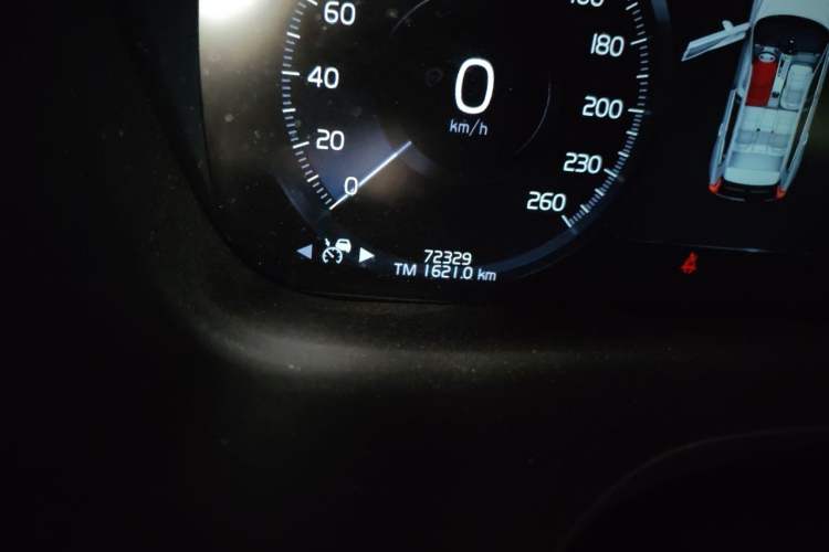 Used Volvo XC60 2020 T5 4x4 Smart Luxury Edition Odometer Close Up