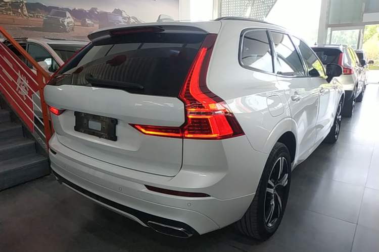 Used Volvo XC60 2020 T5 4x4 Smart & Dynamic Sport Edition Rear Right 45 Deg