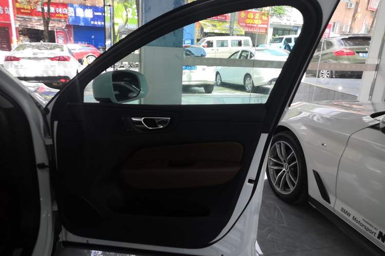 Used Volvo XC60 2020 T5 4x4 Smart Luxury Edition Right Front Door Interior