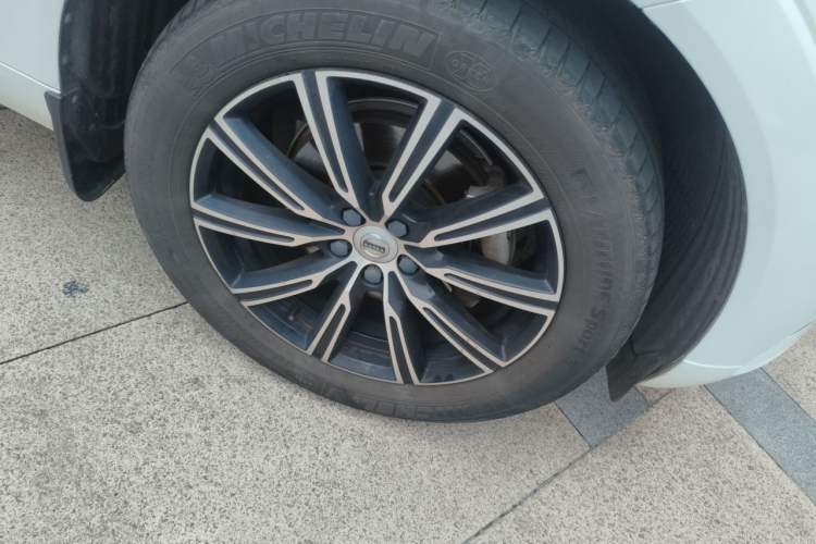 Used Volvo XC60 2020 T5 4x4 Smart Luxury Edition Right Front Wheel Hub
