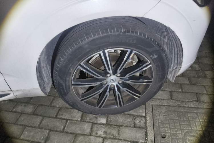 Used Volvo XC60 2020 T5 4x4 Smart Luxury Edition Right Front Wheel Hub