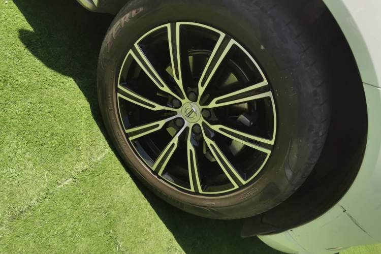 Used Volvo XC60 2020 T5 4x4 Smart Luxury Edition Right Front Wheel Hub