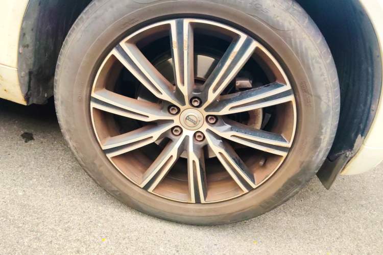 Used Volvo XC60 2020 T5 4x4 Smart Luxury Edition Right Front Wheel Hub