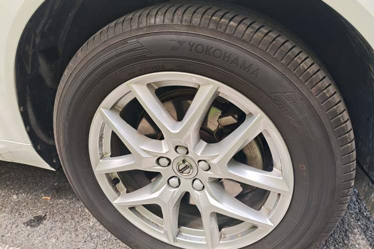 Used Volvo XC60 2020 T5 4x4 Zhiyi Luxury Edition Right Front Wheel Hub