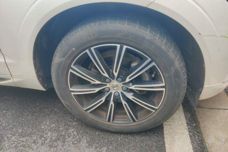 Used Volvo XC60 2020 T5 4x4 Smart Luxury Edition Right Front Wheel Hub