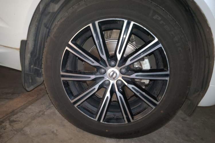 Used Volvo XC60 2020 T5 4x4 Smart Luxury Edition Right Front Wheel Hub