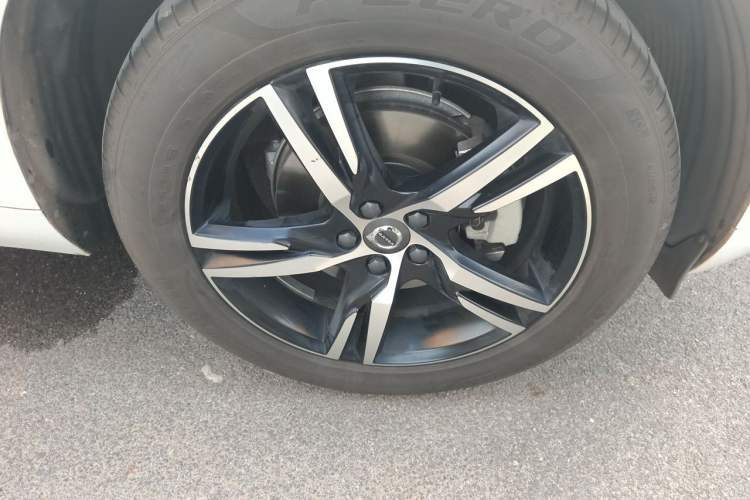 Used Volvo XC60 2020 T5 4x4 Smart & Dynamic Sport Edition Right Front Wheel Hub