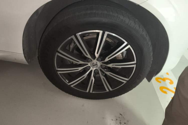 Used Volvo XC60 2020 T5 4x4 Smart Luxury Edition Right Front Wheel Hub