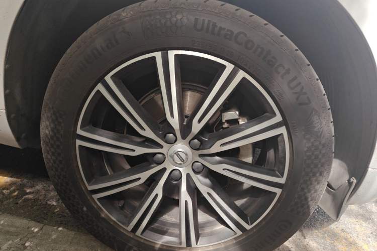 Used Volvo XC60 2020 T5 4x4 Smart Luxury Edition Right Front Wheel Hub